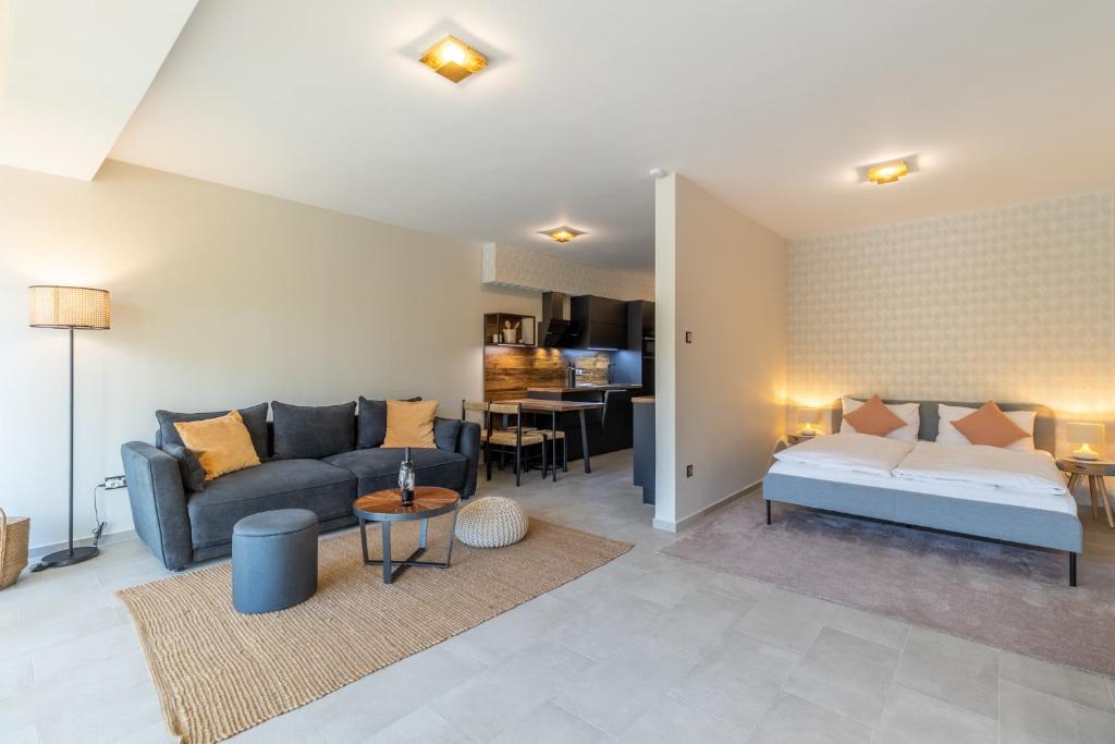 Posteľ alebo postele v izbe v ubytovaní MarineLake Apartman Balatonföldvár By BLTN