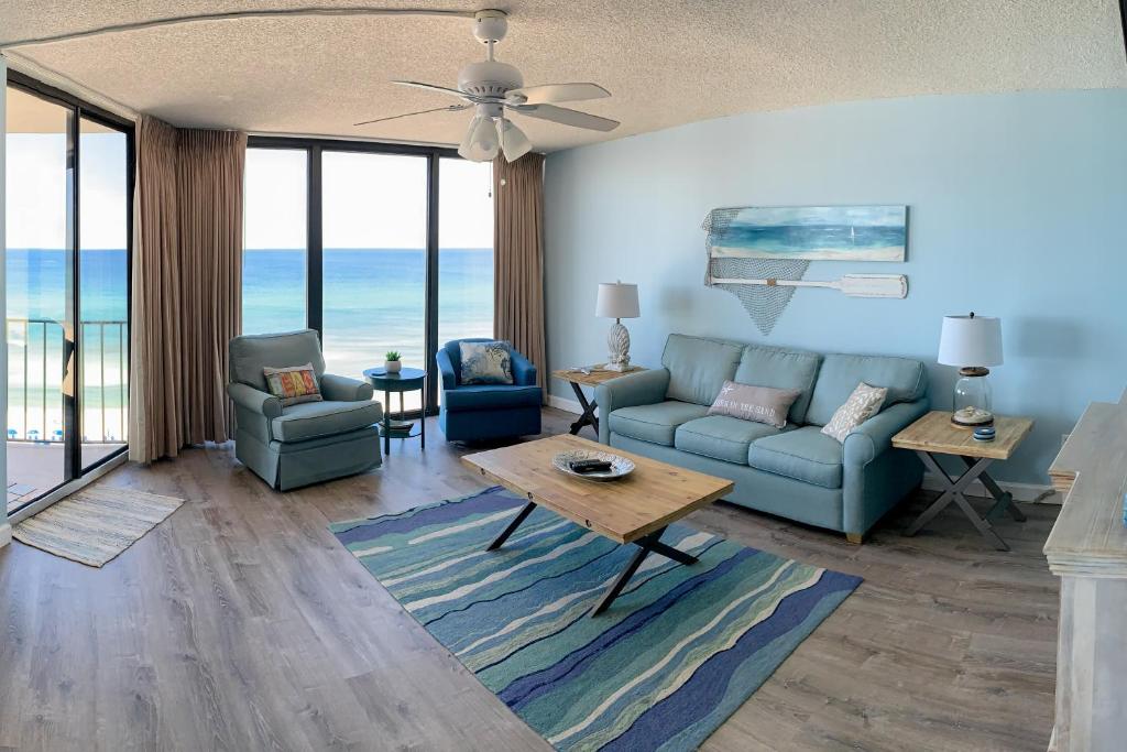 uma sala de estar com um sofá e cadeiras e o oceano em Edgewater Tower 2 - 906 em Panama City Beach