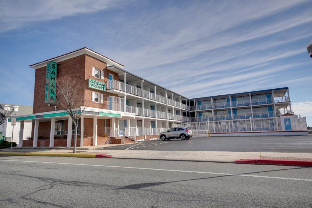 un edificio con un'auto parcheggiata di fronte di Sahara Motel a Ocean City