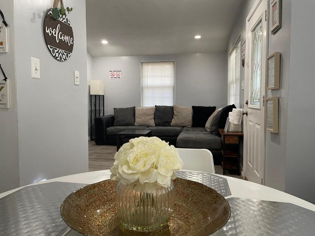 un jarrón de flores sobre una mesa en la sala de estar en Renovated guest house en Hyattsville