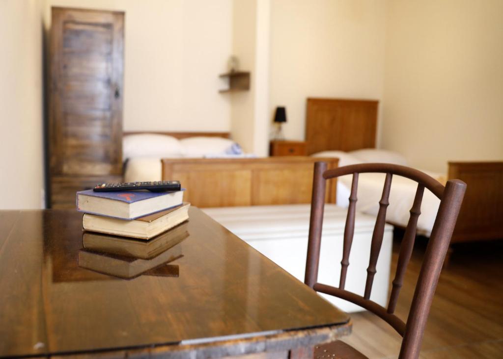una mesa con dos libros encima con una silla en Olala house en Sucre