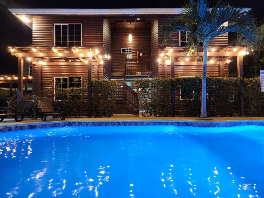 Bazén v ubytování Hotel Playa Caribe nebo v jeho okolí