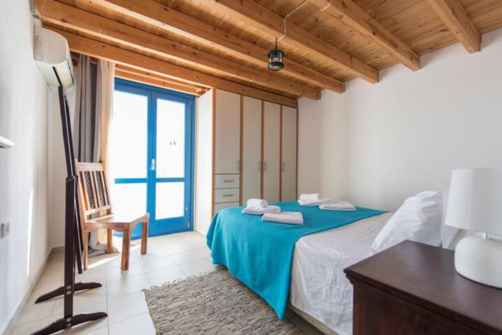 Postel nebo postele na pokoji v ubytování Santorini Traditional Suites