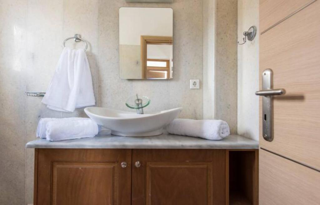 Koupelna v ubytování Santorini Traditional Suites