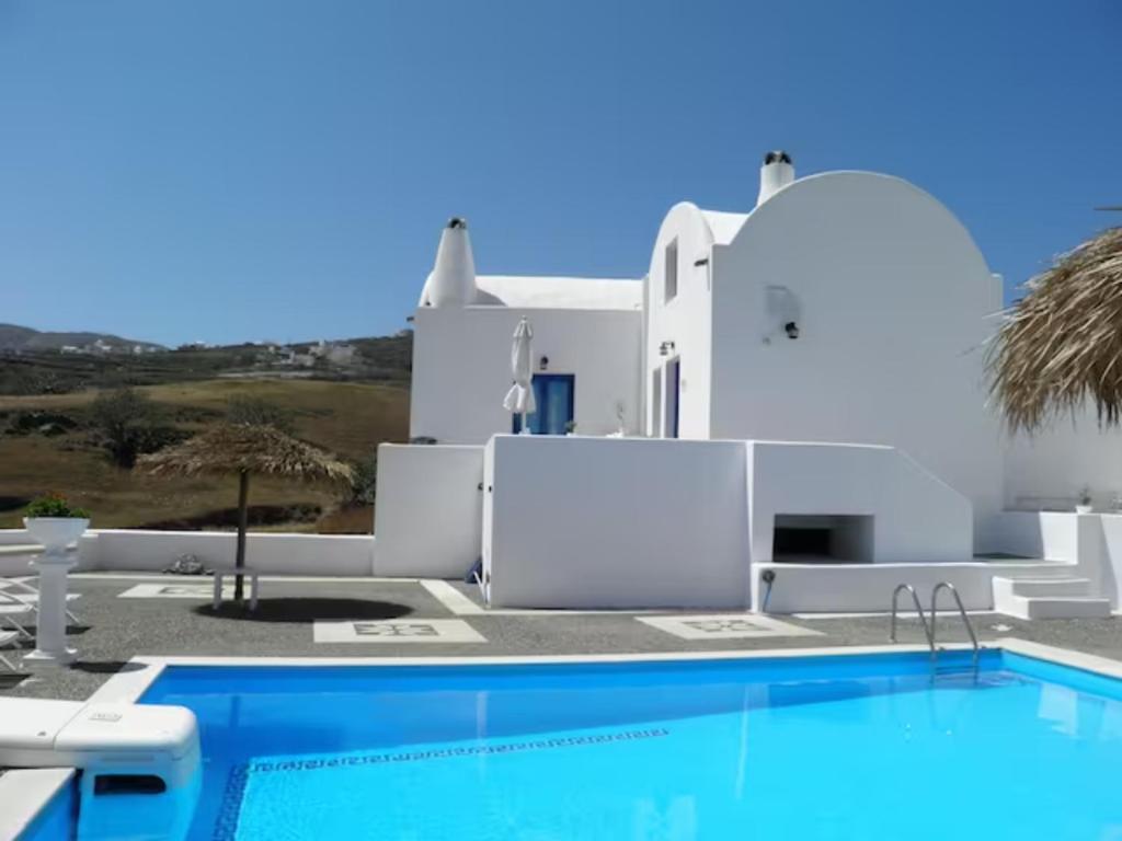 Bazén v ubytování Santorini Traditional Suites nebo v jeho okolí