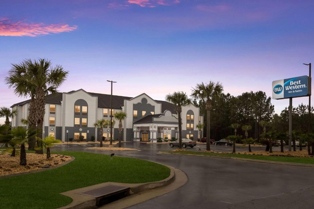 a rendering of the exterior of a hotel at Best Western Bradbury Inn & Suites in Perry