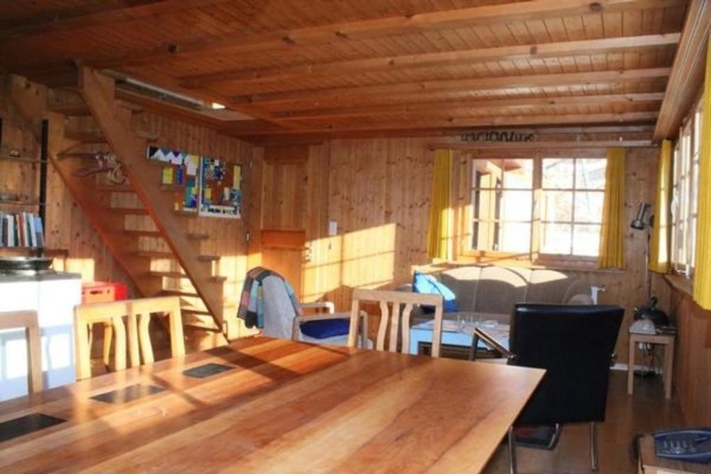 um quarto com uma mesa de madeira e uma escada em Gfell em Matt