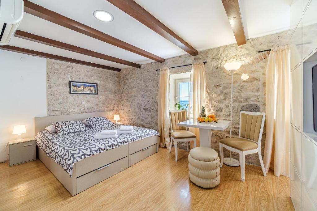 una camera con letto, tavolo e sedie di Sv.Duje Apartments a Spalato (Split)