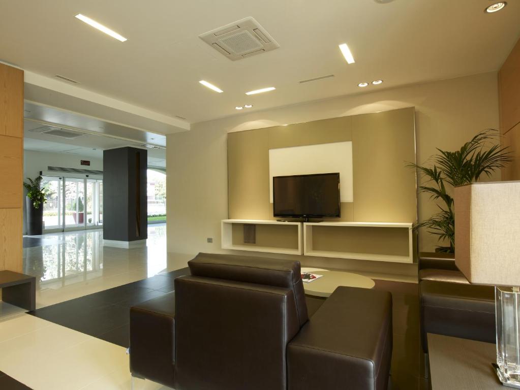 TV a/nebo společenská místnost v ubytování Virginia Palace Hotel