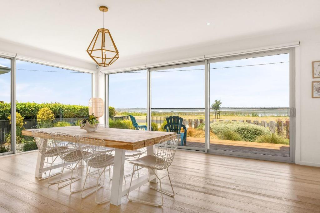 Balkón nebo terasa v ubytování Pukeko Beach House