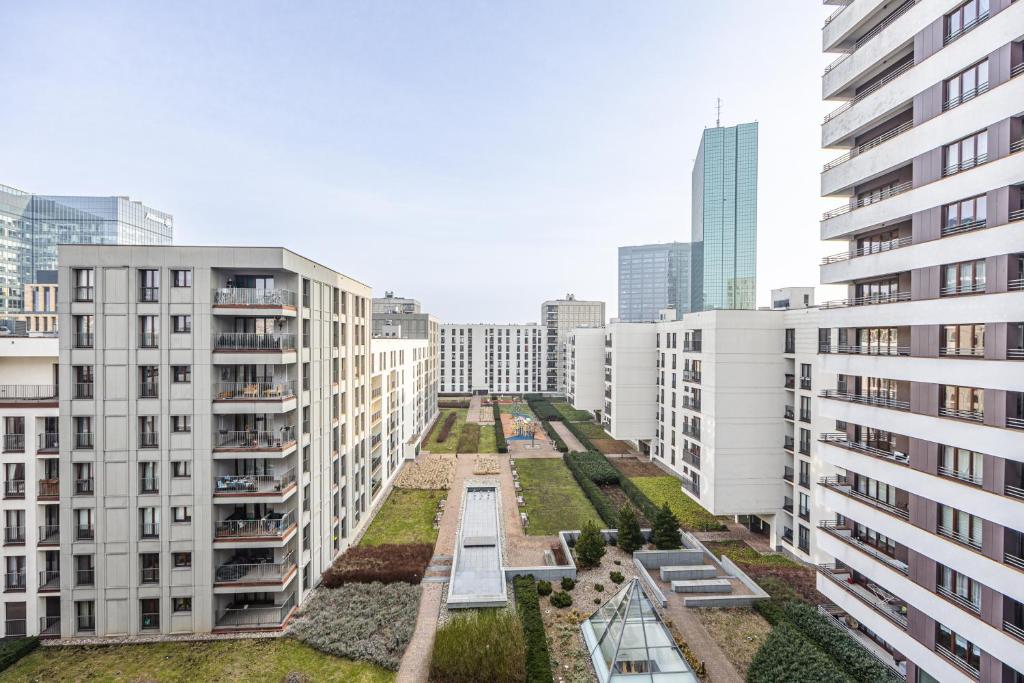 une vue aérienne sur une ville avec de grands bâtiments dans l'établissement Spacious Studio AC View Pokorna 2, à Varsovie