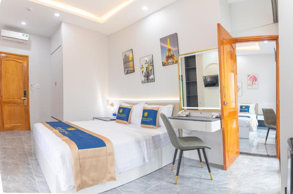 Postel nebo postele na pokoji v ubytování SUNRISE Hotel Bạc Liêu