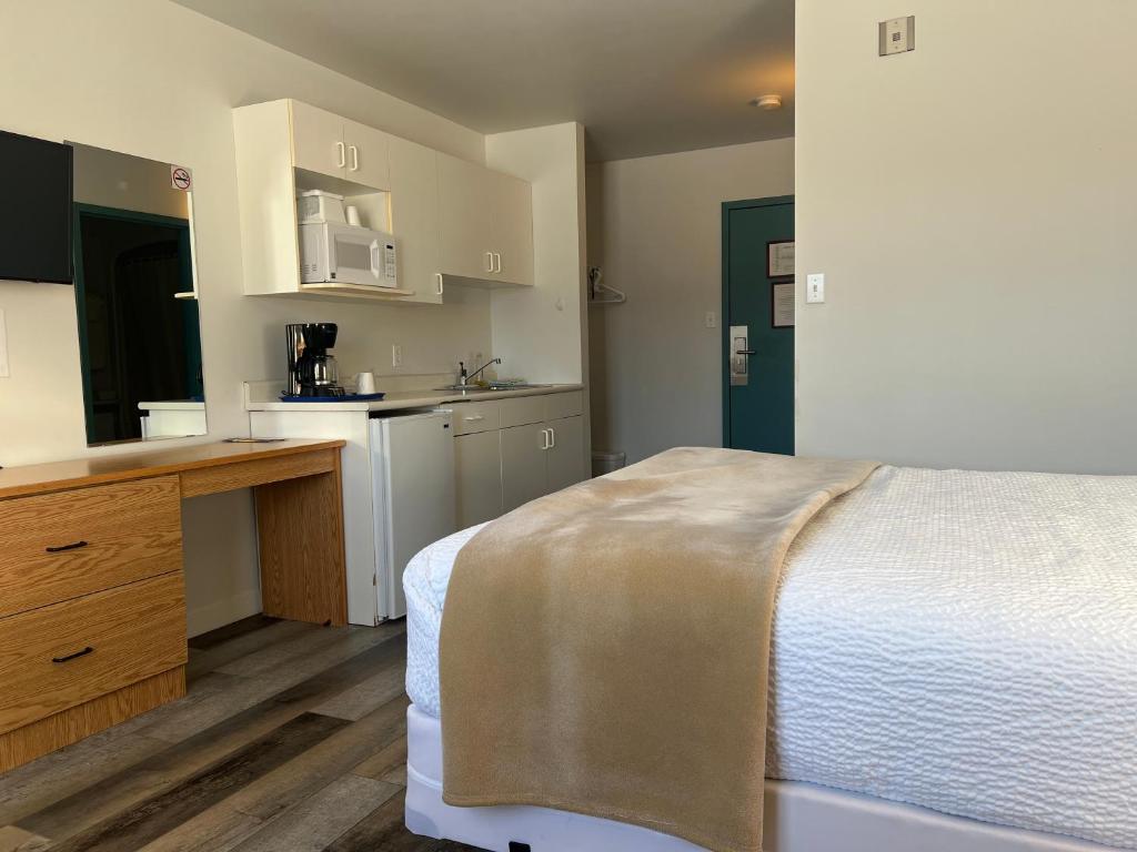 Una cocina o cocineta en Sleep Suite Motel