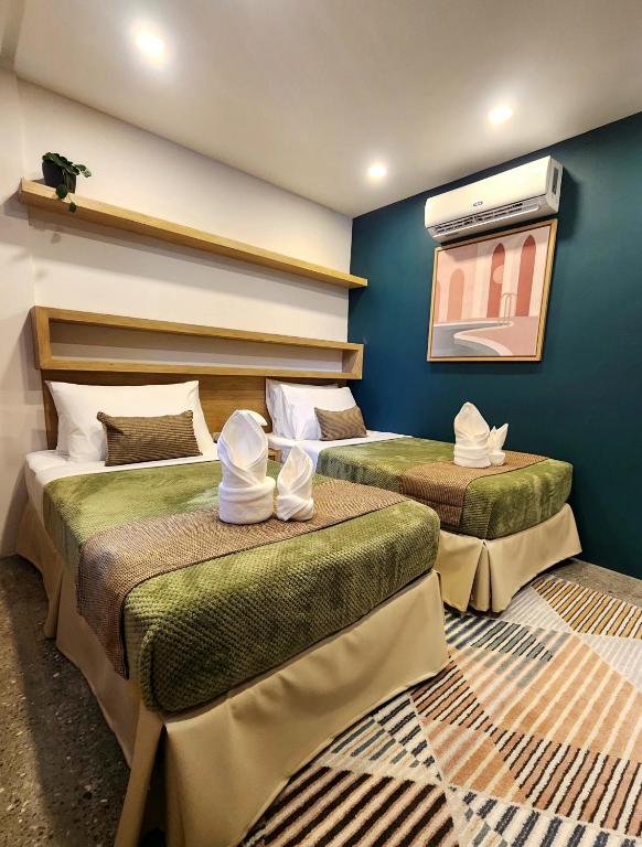 Postel nebo postele na pokoji v ubytování Prince Express Inn