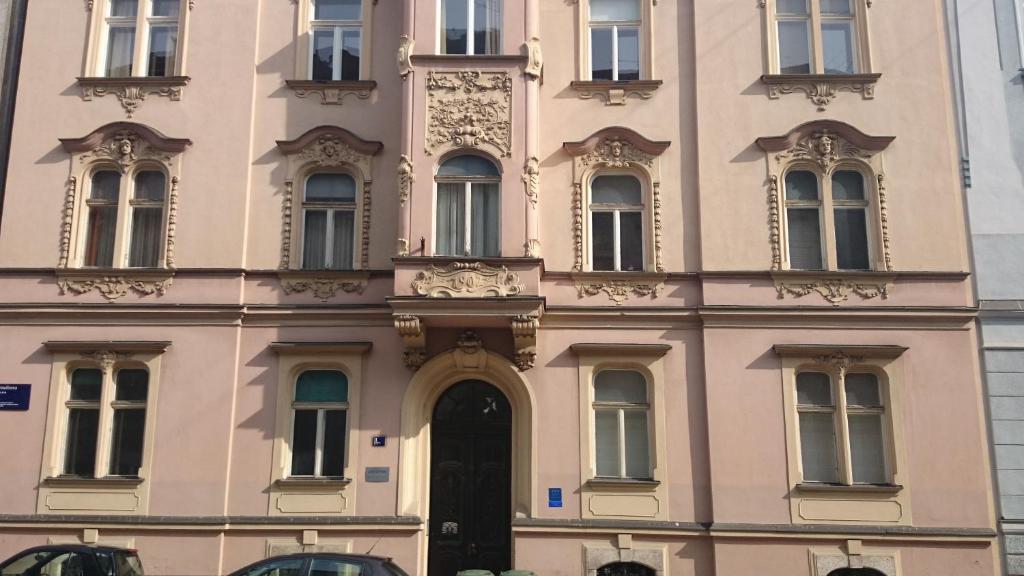 een gebouw met een deur en een stel ramen bij Apartments Lavanda - Zagreb Centre in Zagreb