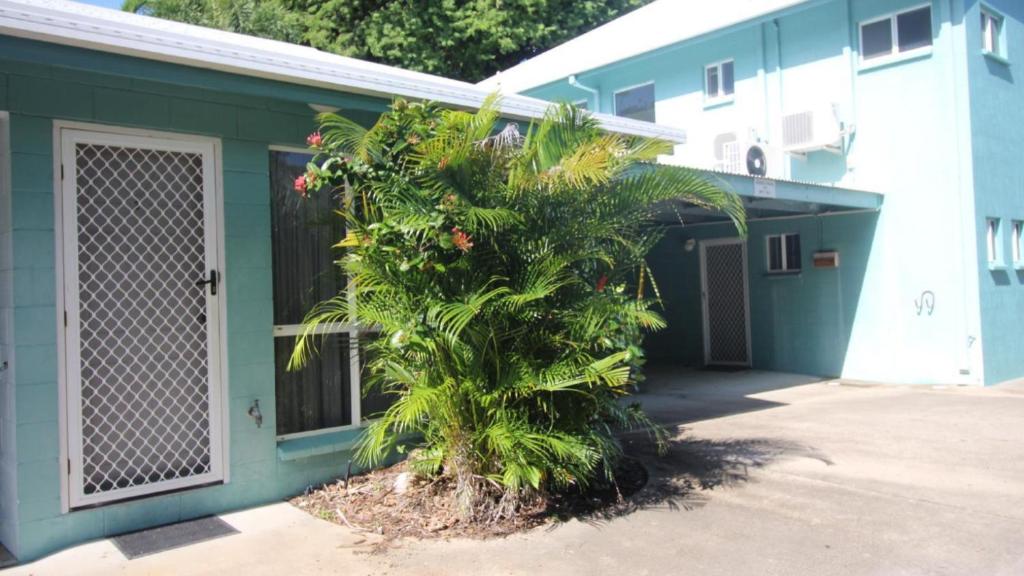 a palm tree in front of a building at Unit 3 Beachcomber, Arcadia in Arcadia