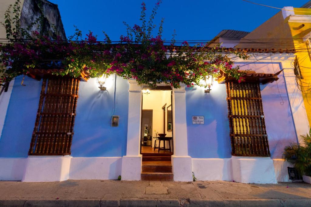 una casa blanca con flores en la fachada en Casa Pedro Romero en Cartagena de Indias