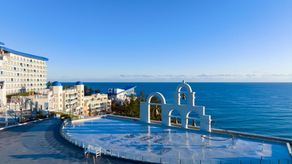 una piscina junto a un cuerpo de agua en Sol Beach Samcheok en Samcheok