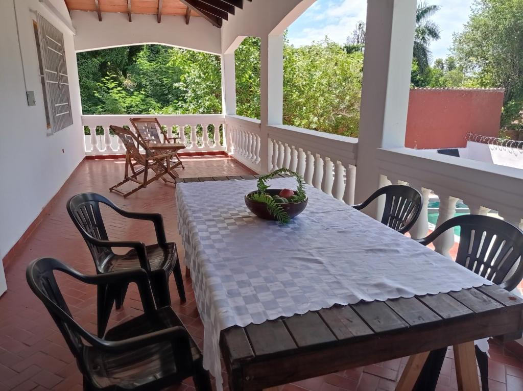 a table and chairs on a screened in porch at Casa de la Amistad in Areguá