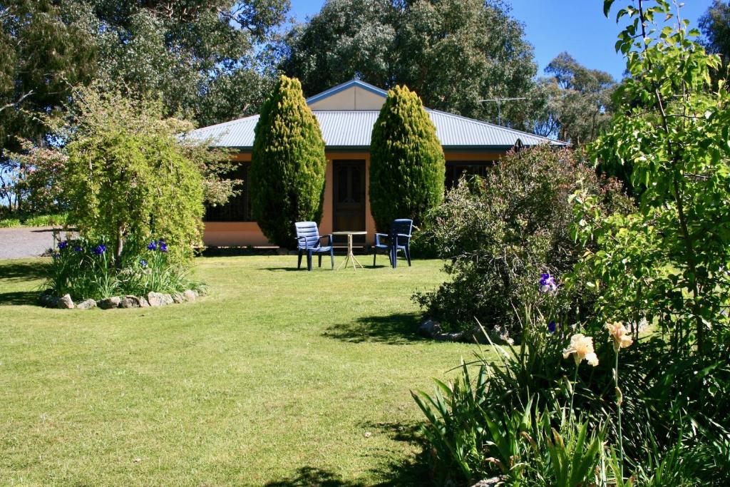比奇沃斯Serena Cottages Beechworth - Your Country Getaway - 2的院子内带桌椅的房子