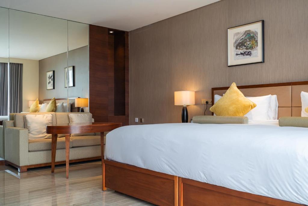 Postel nebo postele na pokoji v ubytování Oakwood Hotel & Residence Suzhou