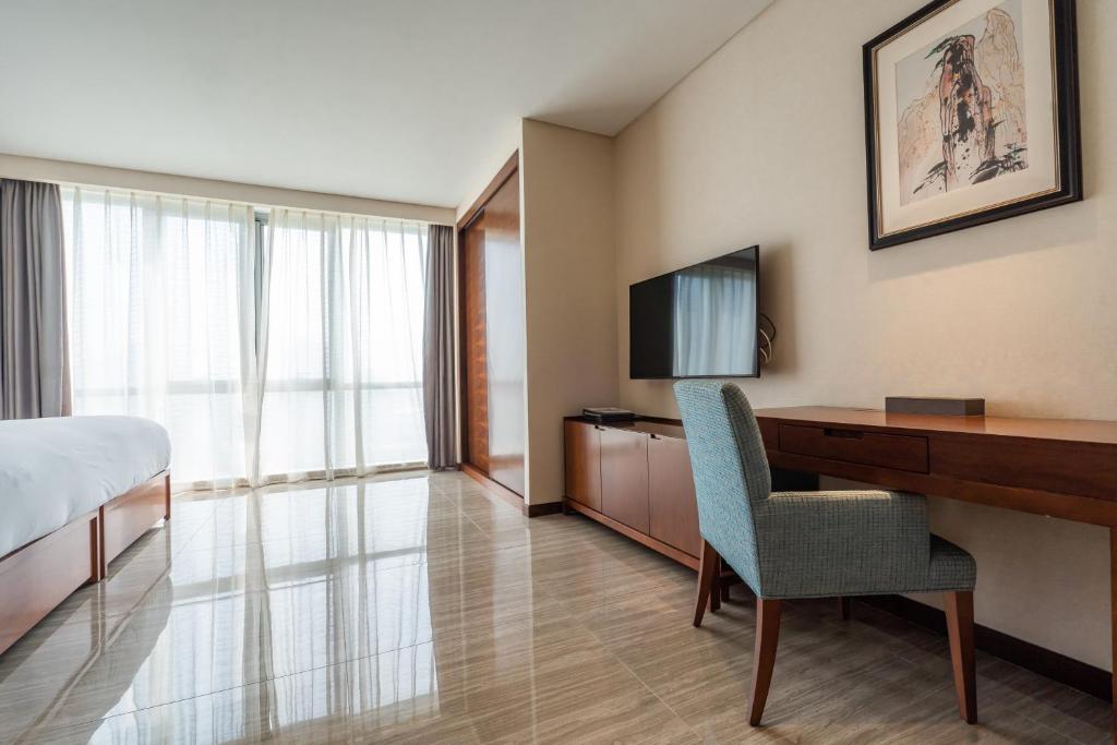 TV a/nebo společenská místnost v ubytování Oakwood Hotel & Residence Suzhou