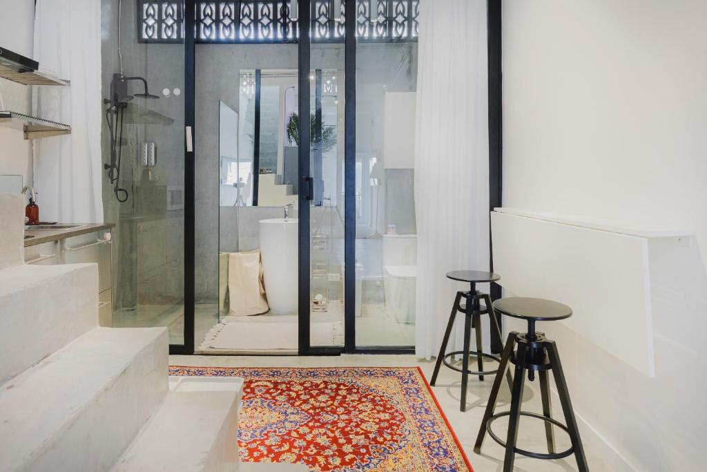 Ванная комната в Modern Minimalism - Mandarin Palm Penthouse
