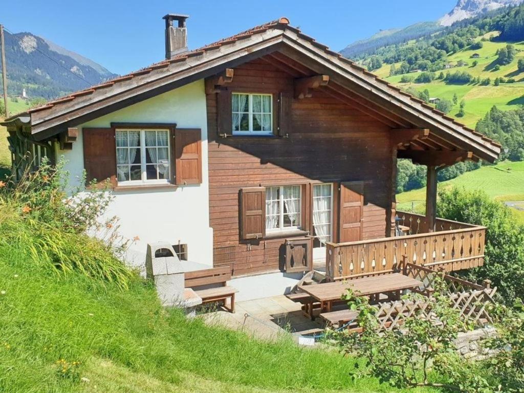 een klein huis met een terras op een heuvel bij Ferienhaus Stutz Hausteil links in Küblis