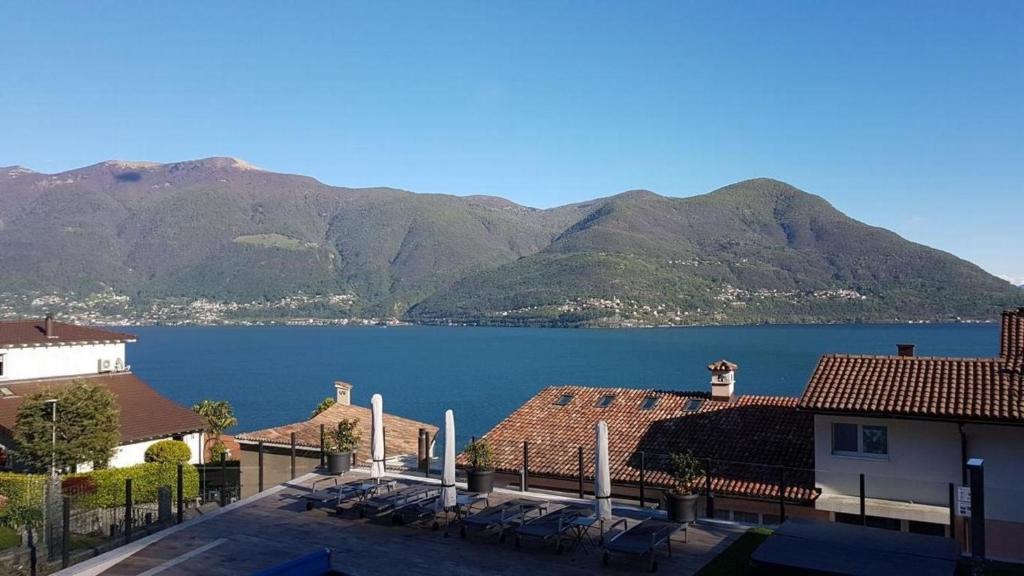 einen Blick auf einen See mit Bergen im Hintergrund in der Unterkunft Casa Ghiggi - Zweizimmerwohnung "Ticino" in Brissago