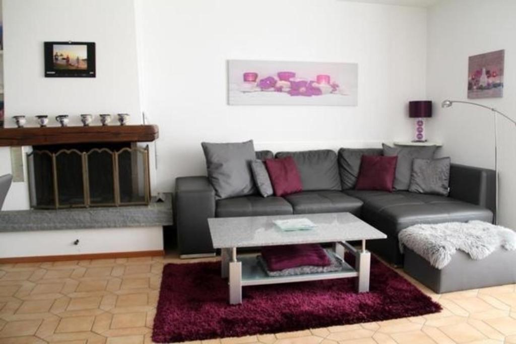 sala de estar con sofá y mesa en Casa Ghiggi - Dreieinhalbzimmerwohnung "Asia", en Brissago