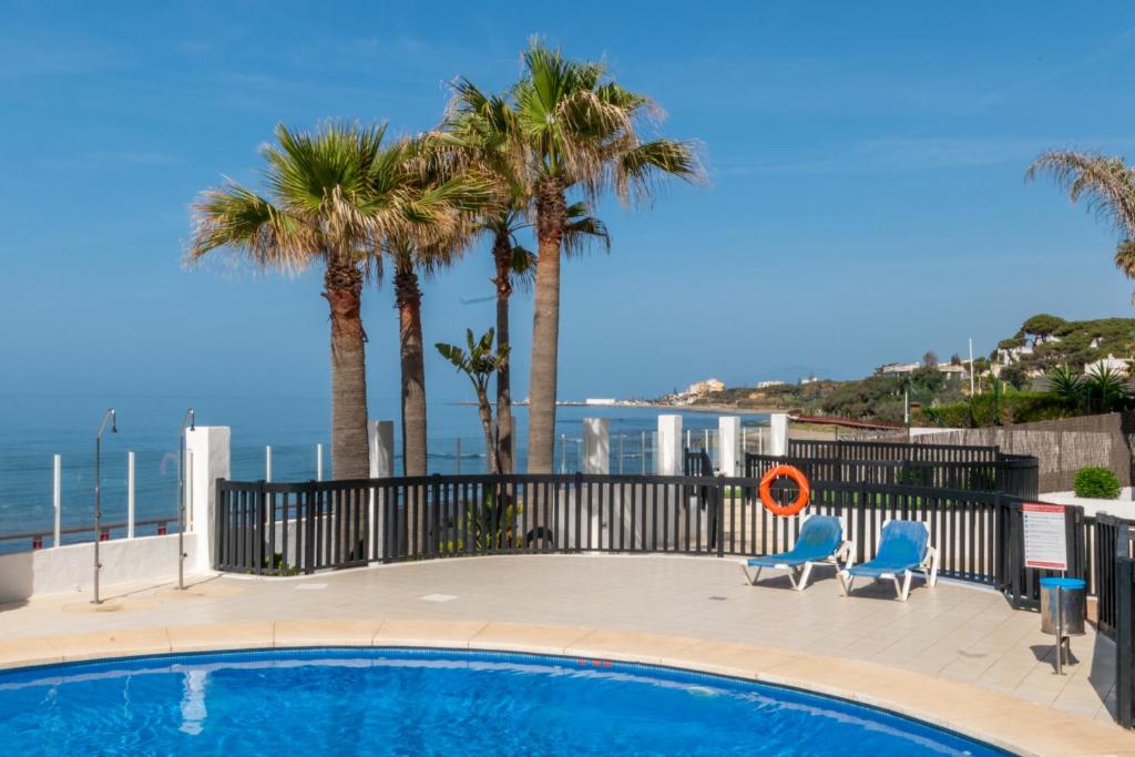 Bazén v ubytování Beachfront sea view in cozy 1BR with pool and garage nebo v jeho okolí