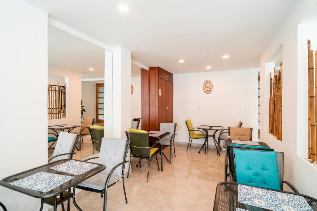 波哥大的住宿－103號精彩公寓式酒店，用餐室配有桌椅