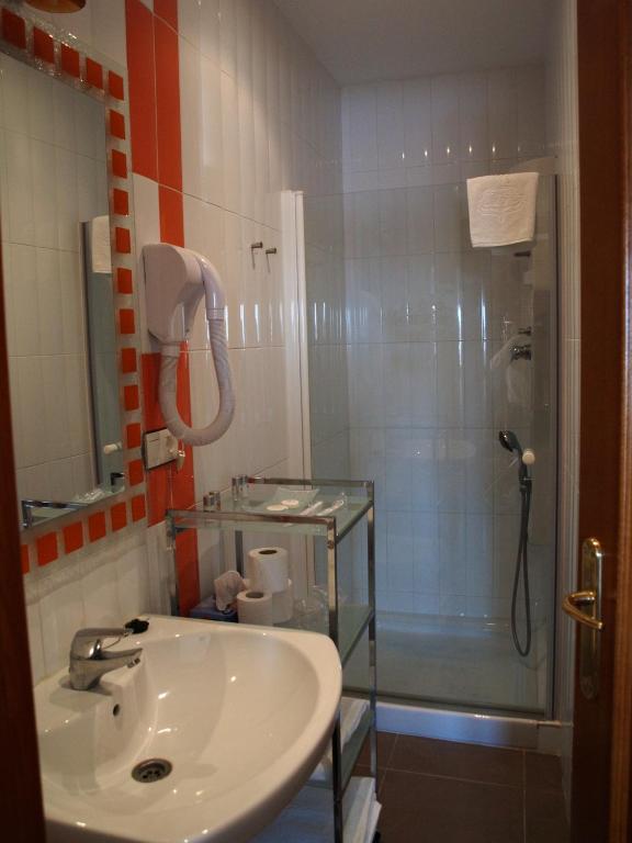 un baño con lavabo y ducha en Residencia Real del Castillo de Curiel, en Curiel de Duero