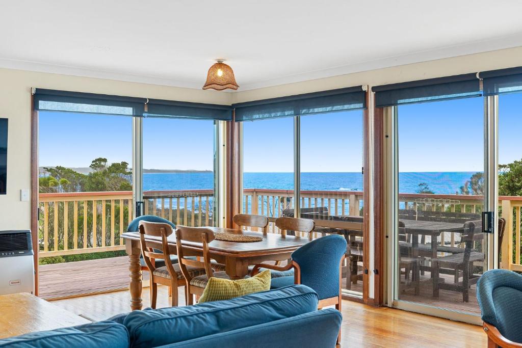 un soggiorno con vista sull'oceano di 54 Noble Parade a Dalmeny