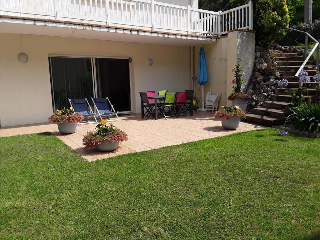 a patio with two chairs and a table and chairs at Appartement Capbreton, 2 pièces, 4 personnes - FR-1-239-872 in Capbreton