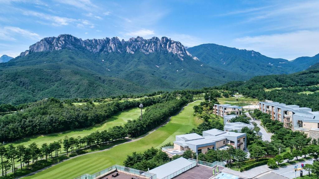 an aerial view of a resort with mountains in the background at Sono Felice Delpino in Sokcho