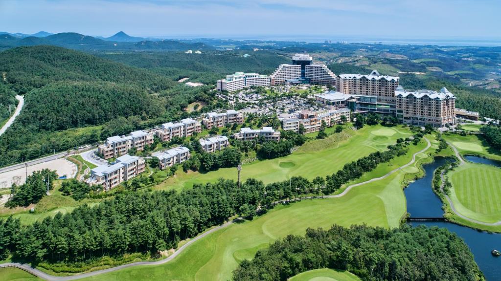 uma vista aérea do campo de golfe no resort em Delpino em Sokcho