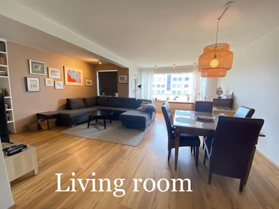 uma sala de estar com um sofá azul e uma mesa em Spacious 3 bedroom apartment,close to centrum. em Reykjavík