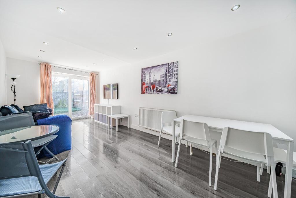 Apartment Entire House Three Bed House in Peckham, London, UK