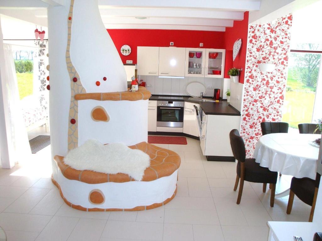 una cocina con una habitación con una máquina de nieve. en Haus Dornröschen, en Rakow