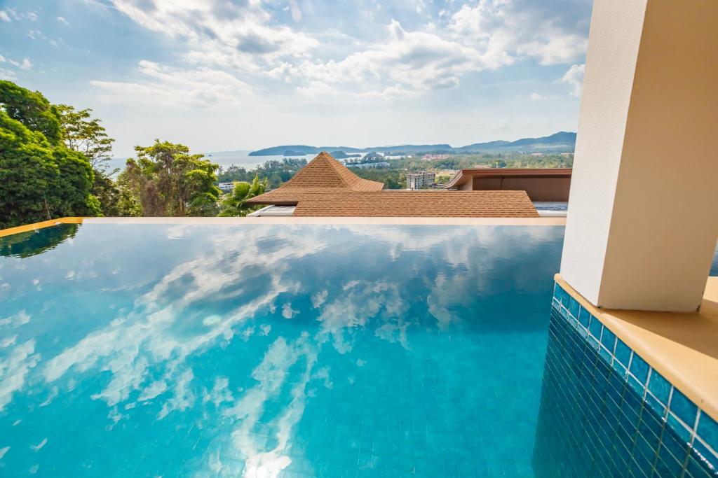 - une piscine avec vue sur le ciel dans l'établissement Andakiri Private Pool Villa Sea View, à Ao Nang Beach
