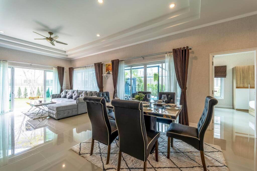 Posezení v ubytování New 2 Bedroom Pool Villa C882