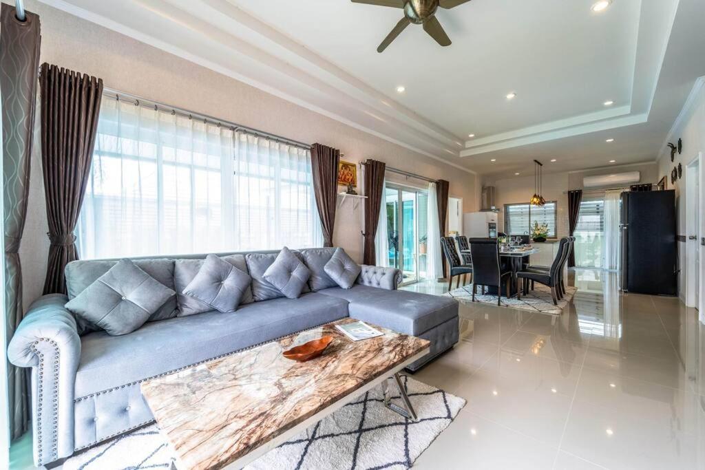 Posezení v ubytování New 2 Bedroom Pool Villa C882