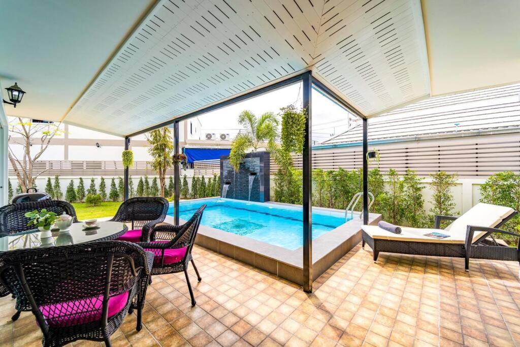 Bazén v ubytování New 2 Bedroom Pool Villa C882 nebo v jeho okolí