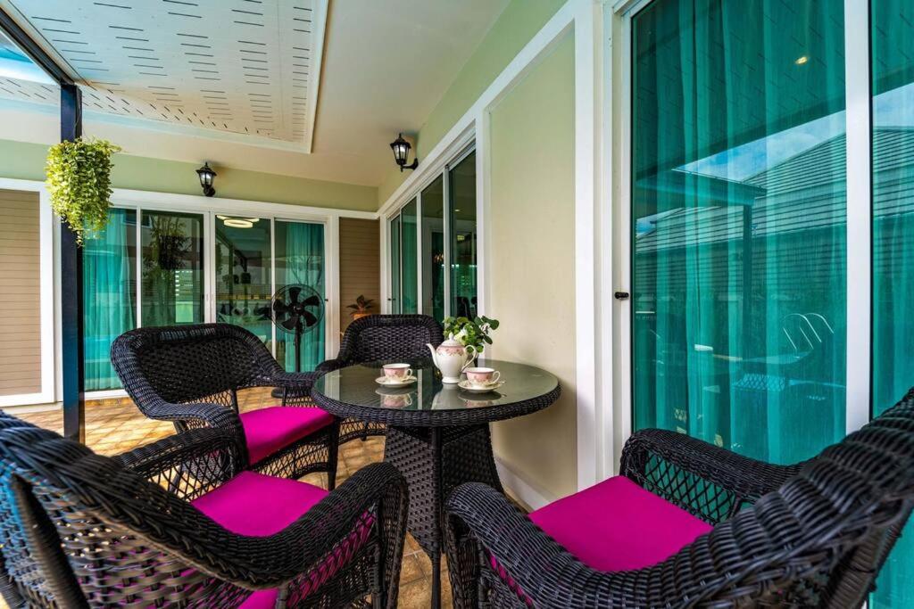 Posezení v ubytování New 2 Bedroom Pool Villa C882