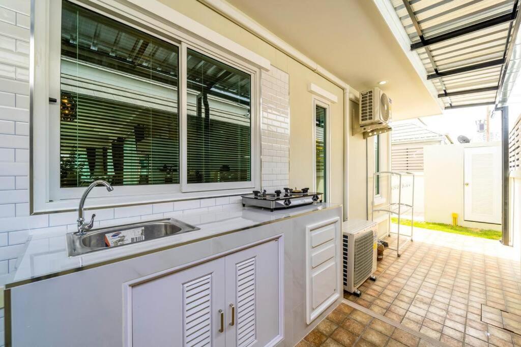 Kuchyň nebo kuchyňský kout v ubytování New 2 Bedroom Pool Villa C882
