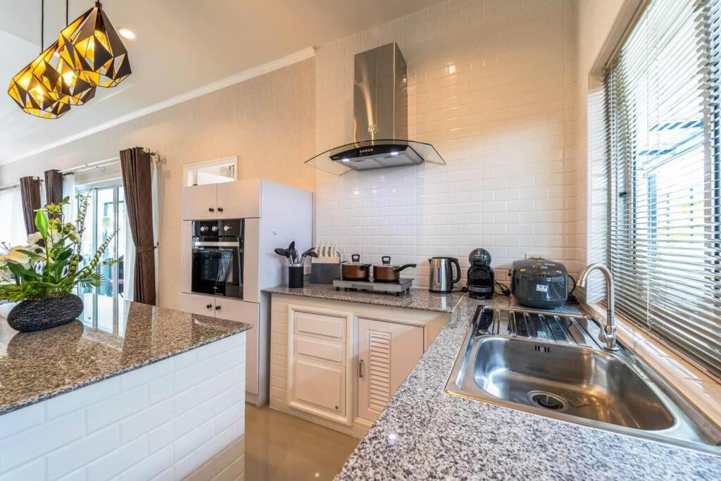 Kuchyň nebo kuchyňský kout v ubytování New 2 Bedroom Pool Villa C882
