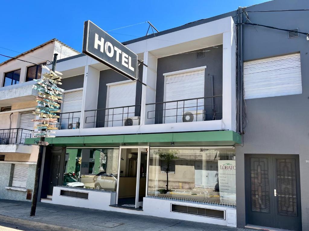 una tienda frente a un hotel en una calle en Hotel Lobato, en Paysandú