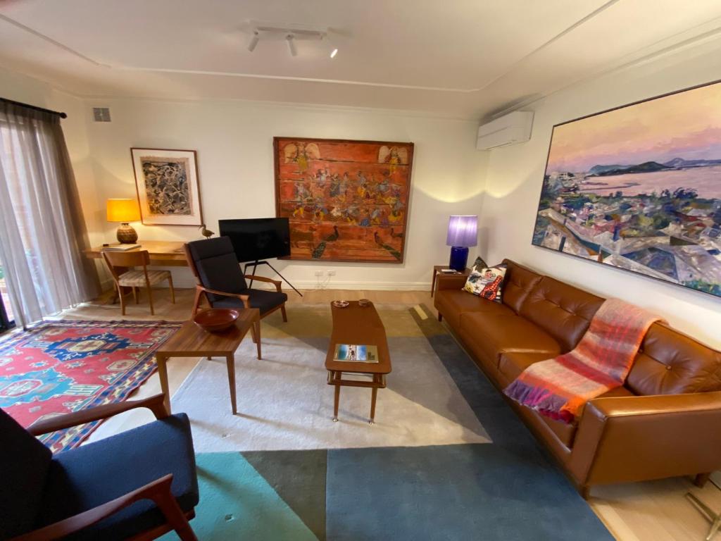 uma sala de estar com um sofá e uma mesa em West End District Apartments em Fremantle