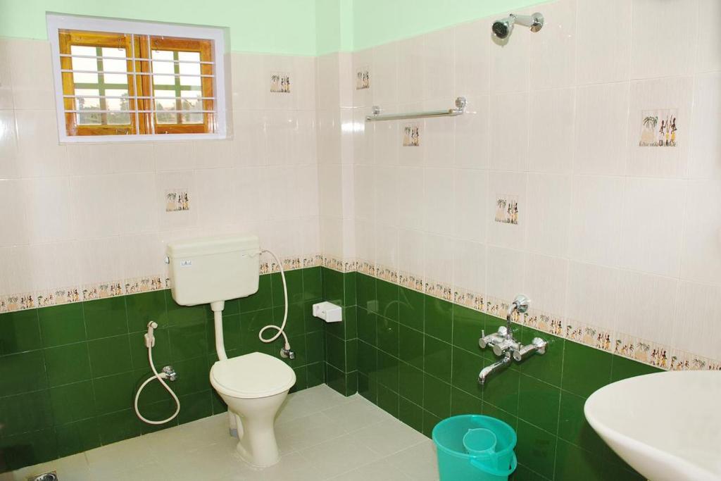 Koupelna v ubytování Panthalams Homestay